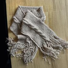 Cargar imagen en el visor de la galería, KIT BUFANDA TRENZA REVERSIBLE