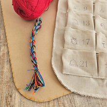 Cargar imagen en el visor de la galería, Kit calendario de adviento para tejer y bordar