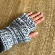 Cargar imagen en el visor de la galería, KIT MITONES A CROCHET